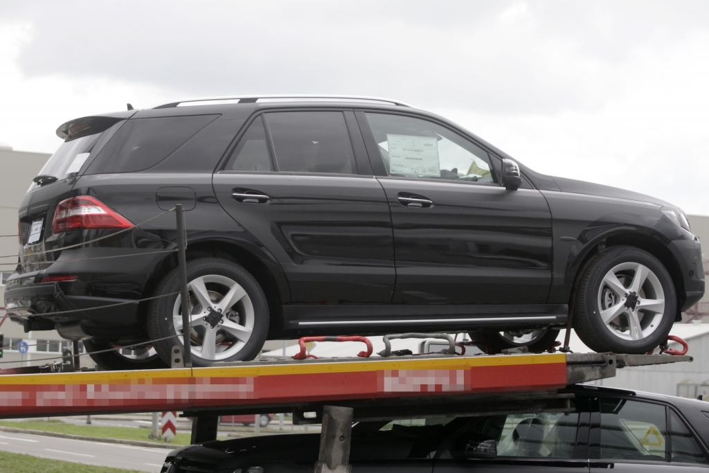 Erwischt: Erlkönig Mercedes ML – Mercedes wird verladen
