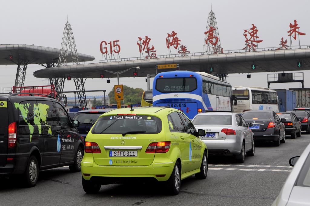 F-Cell World Drive beim Start in Shanghai für die Etappe nach Peking.