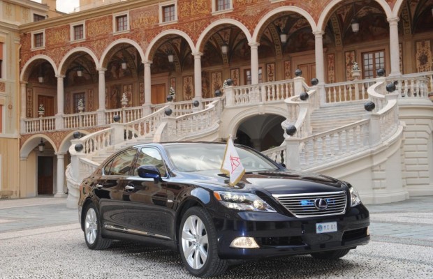 Fürst Albert II. fährt im Lexus zur Hochzeit