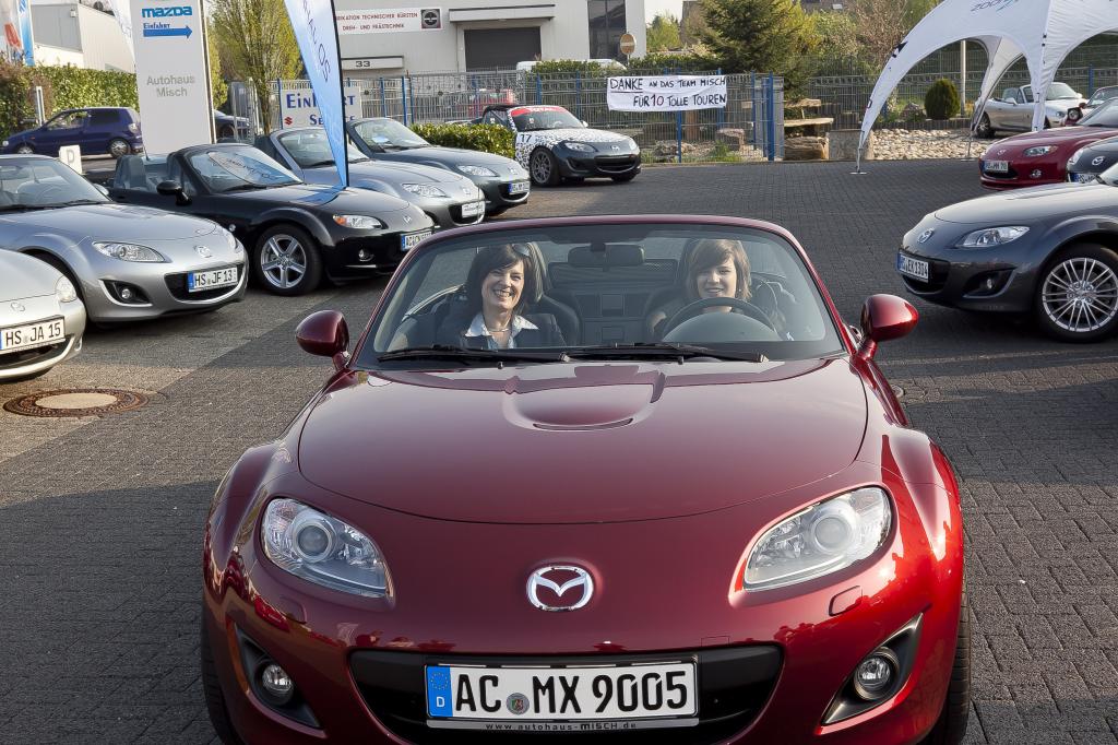 Feierliche Übergabe des 900 000sten Mazda MX-5.