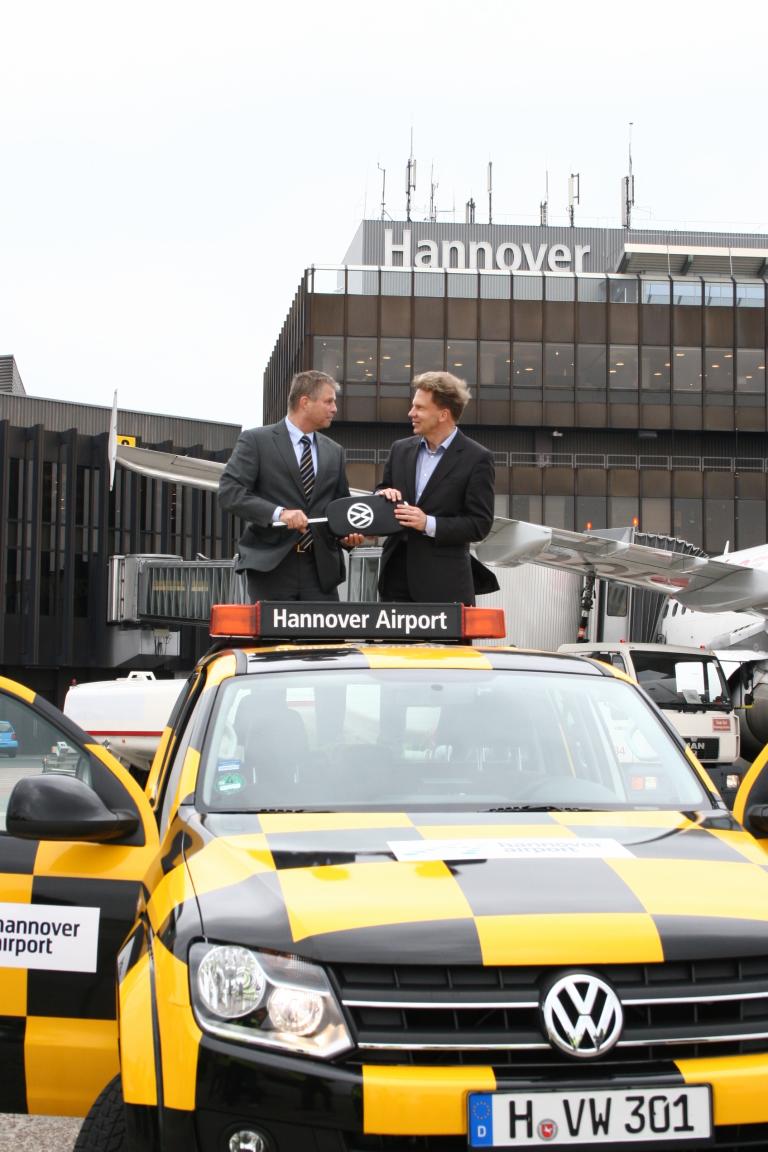 Follow me: Der Flughafen Hannover erhielt einen Volkswagen Amarok als neues Fahrzeug für das Rollfeld. VWN-Vorstandsmitglied Harald Schomburg (links) übergab Airport-Geschäftsführer Dr. Raoul Hille den symbolischen Schlüssel.