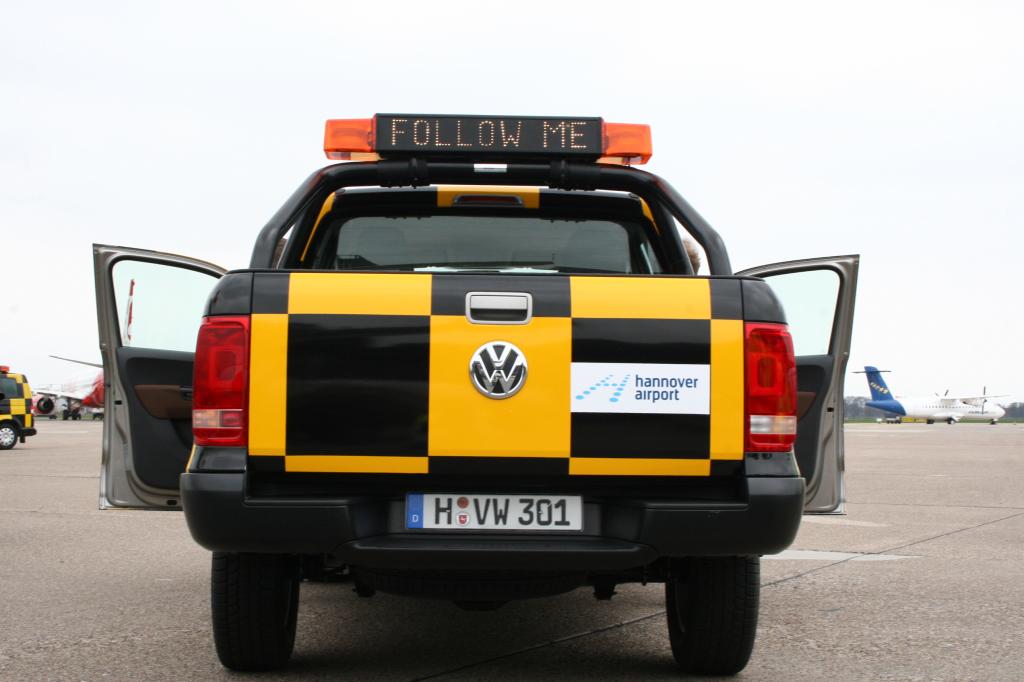 Follow me: Der Flughafen Hannover erhielt einen Volkswagen Amarok als neues Fahrzeug für das Rollfeld.