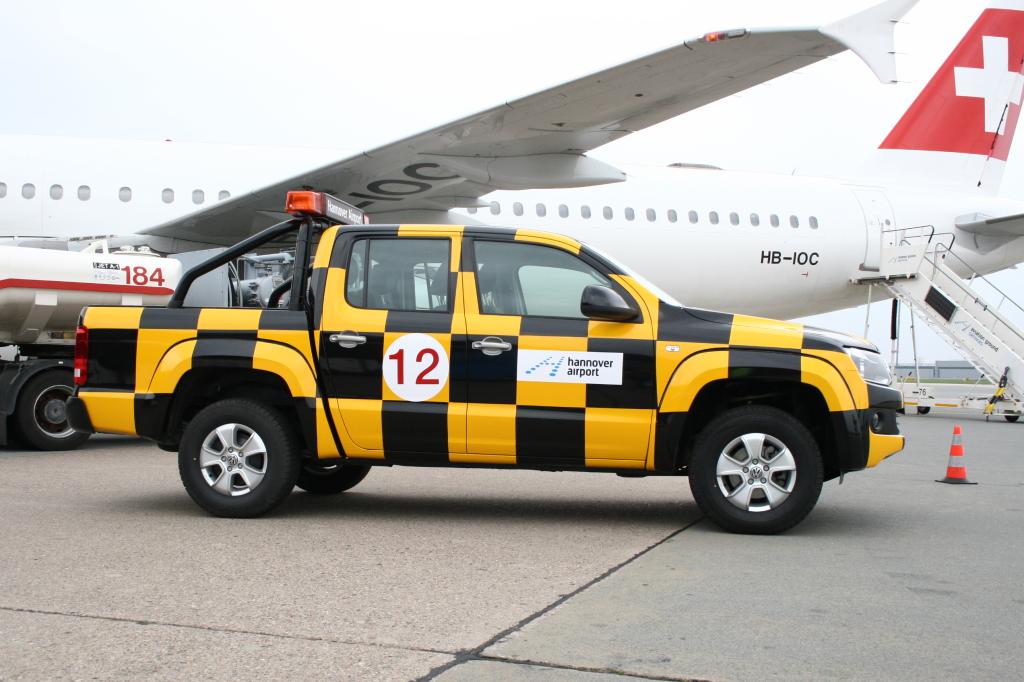 Follow me: Der Flughafen Hannover erhielt einen Volkswagen Amarok als neues Fahrzeug für das Rollfeld.