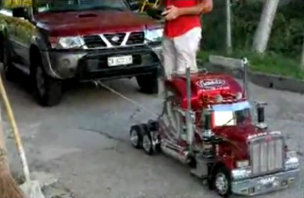 Fuckferngesteuerter Truck zieht PickUp