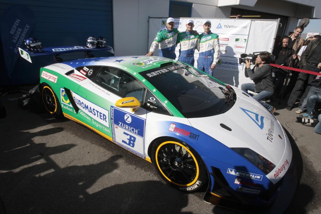 Hans-Joachim, Johannes und Ferdinand Stuck (v.l.) und ihr Reiter-Lamborghini Gallardo.
