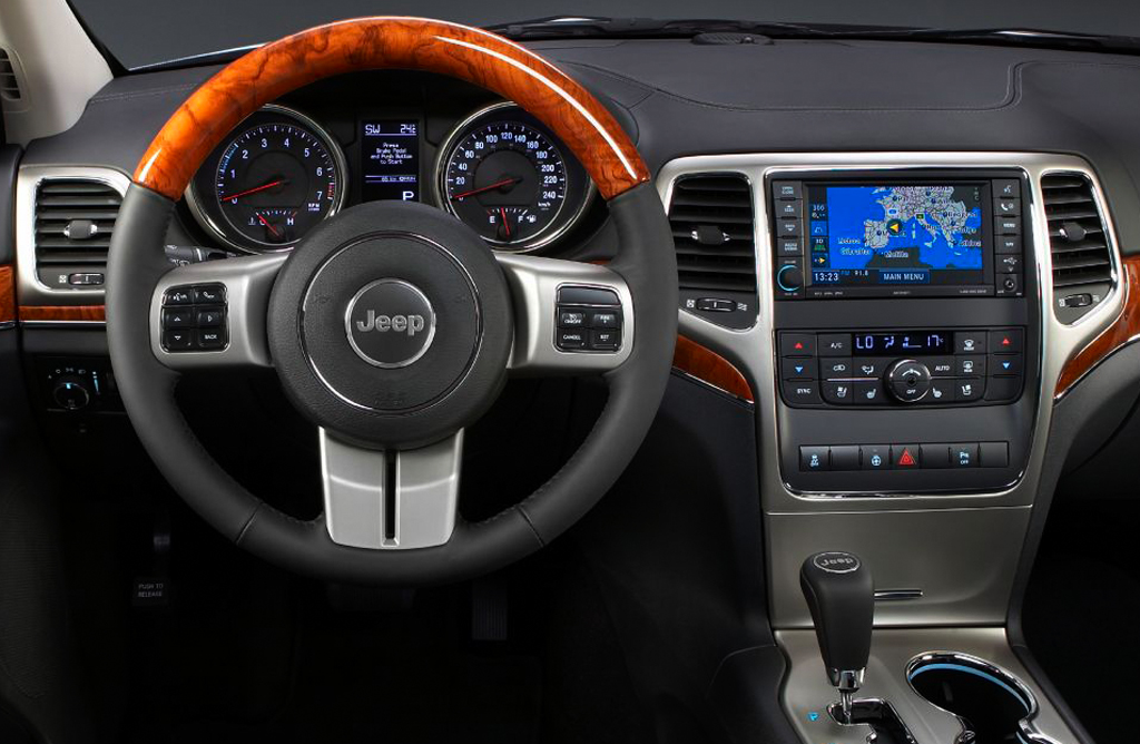 Im Grand-Cherokee-Cockpit geht es überaus nobel zu. 