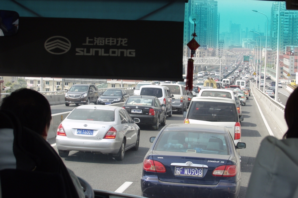 Im Stau zu stehen ist nicht nur für Busfahrer gelebter automobiler Alltag. 