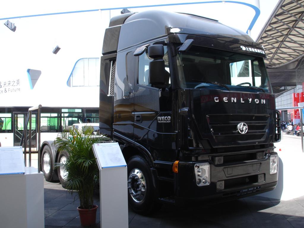 Iveco Genlyon Schwer-LKW als 6x4 Sattelzugmaschine.
