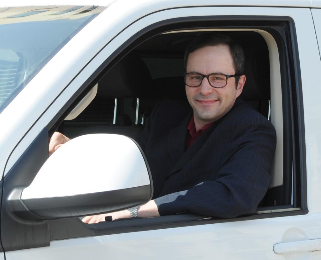 Kurt Krömer und sein Volkswagen Multivan.