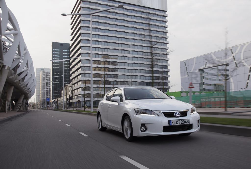 Lexus CT 200h.