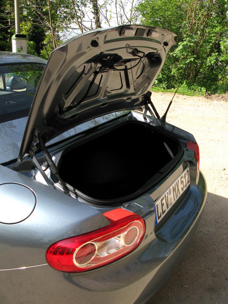 MX-5 Kaminari: Mit geöffneter Kofferraum-Klappe. 