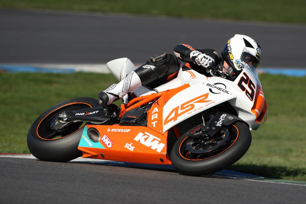 Matej Smrz auf KTM RC8 R.