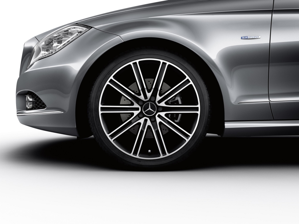 Mercedes-Benz Accessories mit neuen Leichtmetall-Bicolor-Rädern