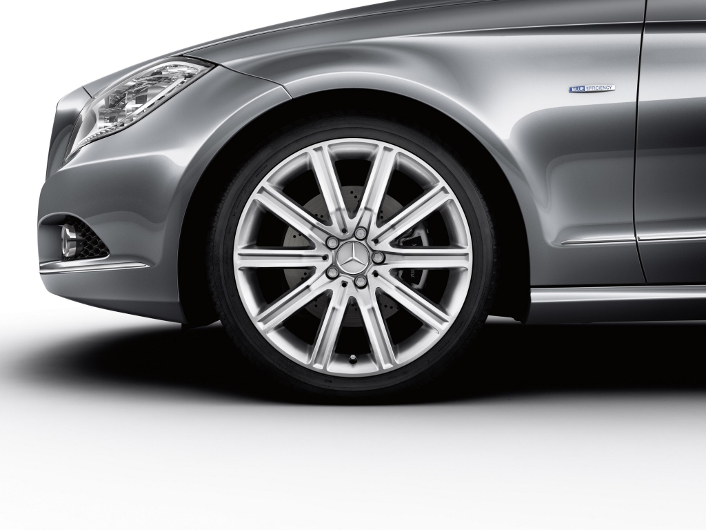 Mercedes-Benz Accessories mit neuen Leichtmetall-Bicolor-Rädern