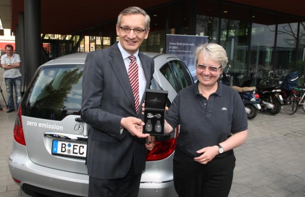 Mercedes-Benz übergibt die erste A-Klasse E-Cell an Bundesministerin Annette Schavan