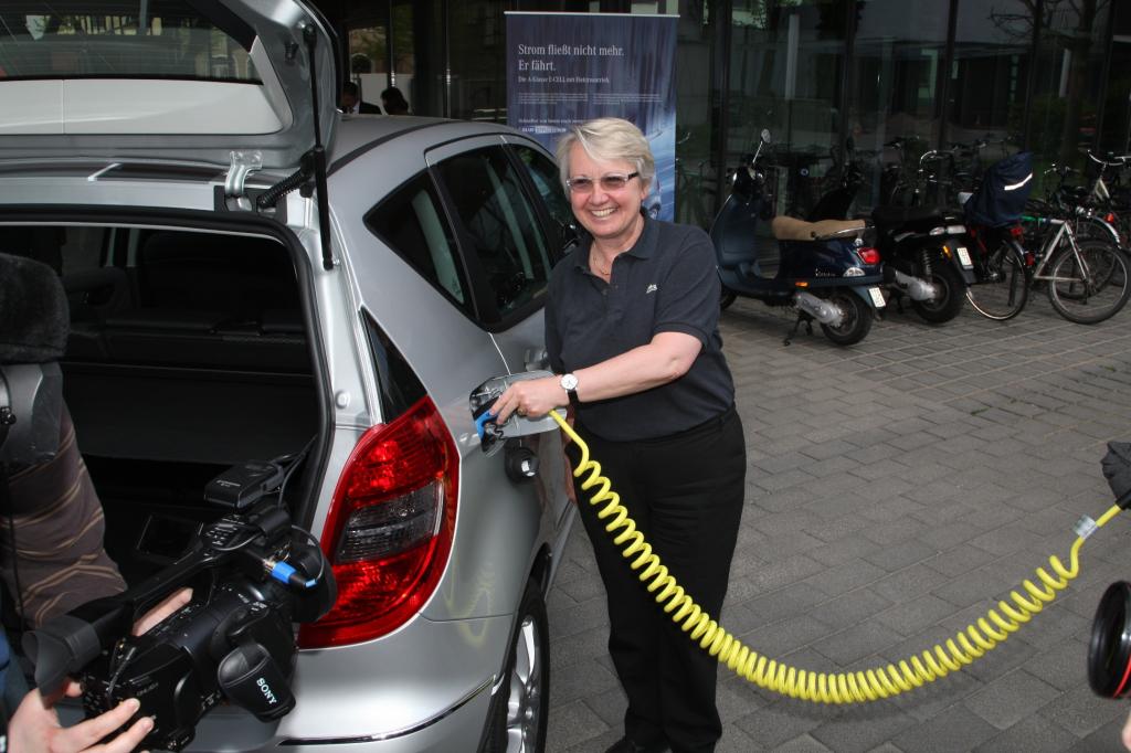 Mercedes-Benz übergibt die erste A-Klasse E-Cell an Bundesministerin Annette Schavan
