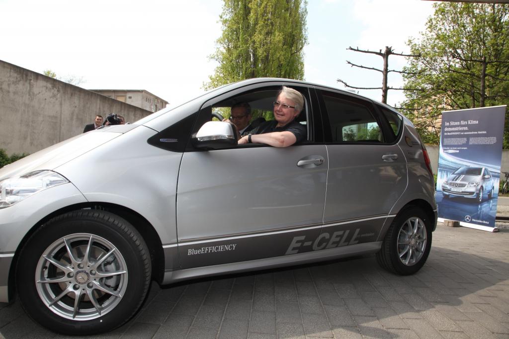 Mercedes-Benz übergibt die erste A-Klasse E-Cell an Bundesministerin Annette Schavan