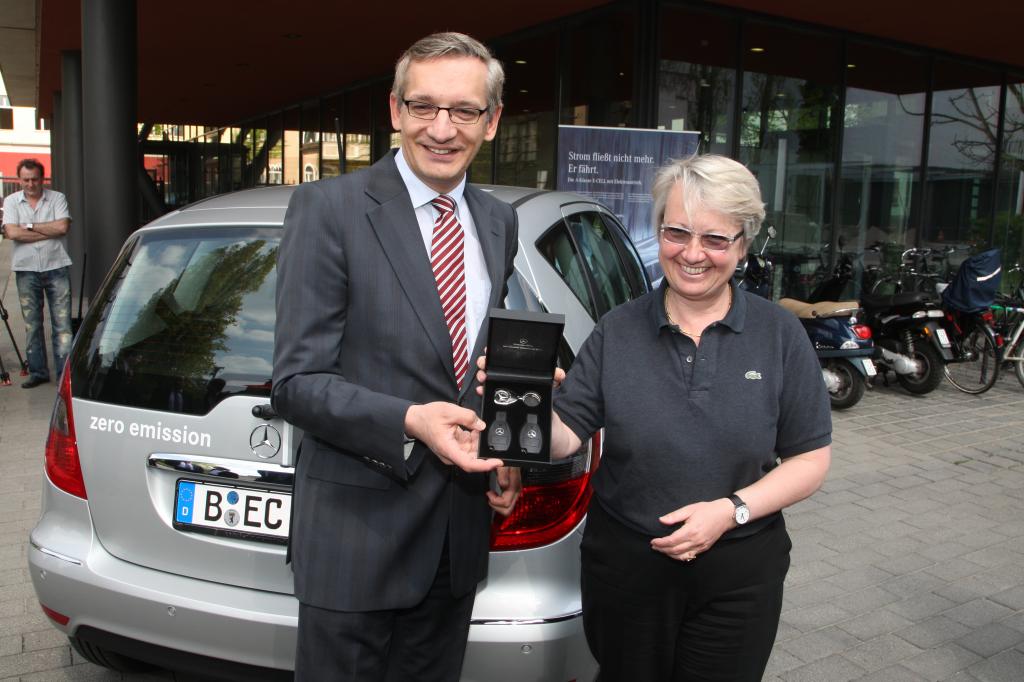 Mercedes-Benz übergibt die erste A-Klasse E-Cell an Bundesministerin Annette Schavan