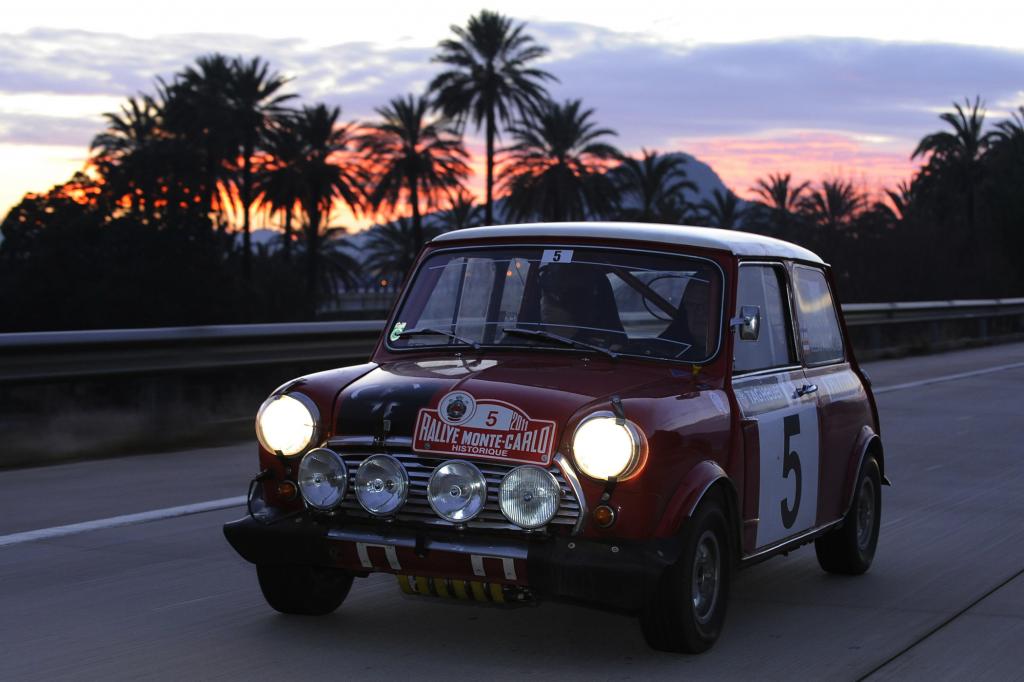 Mini Cooper im Sonnenuntergang