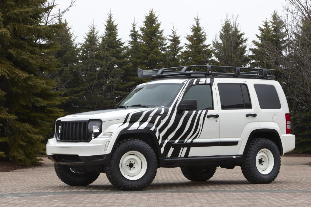 Mit Zebrastreifen wartet der Jeep Cherokee Overland auf
