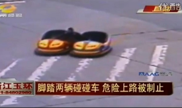 Mit dem Autoscooter in China - Chinese fährt zwei Autoscooter gleichzeitig