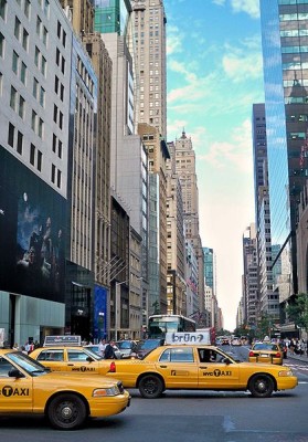Mit so einem NY Taxi war die Truppe unterwegs