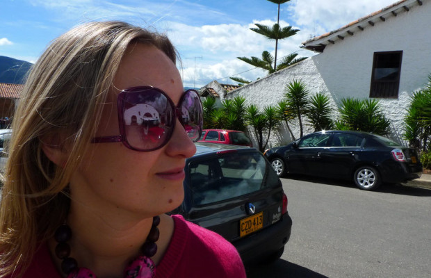 Nicht jede Sonnenbrille ist fürs Autofahren geeignet 