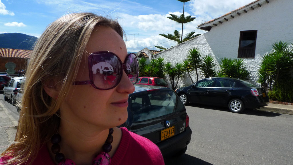 Nicht jede Sonnenbrille ist fürs Autofahren geeignet 