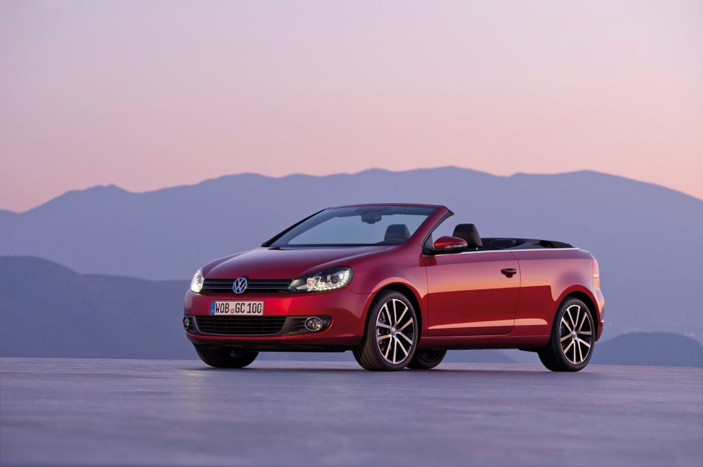 Ohne Henkel, aber immer noch erdbeerrot, das Golf Cabriolet