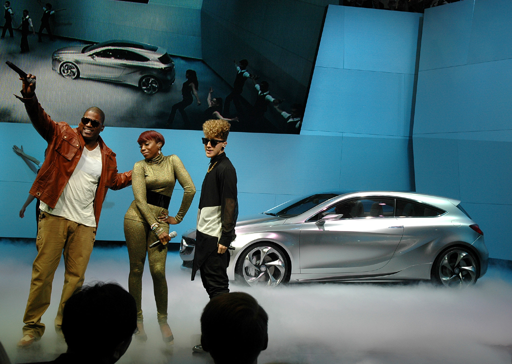 Rapper David Banner, Sängerin Estelle und Musiker Daley am Mercedes-Stand bei der Präsentation ihres von Janis Joplin (