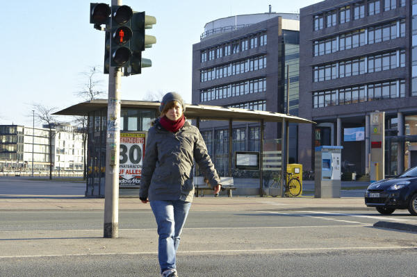 Recht: Fußgänger ab Straßenmitte erneut nach rechts schauen 