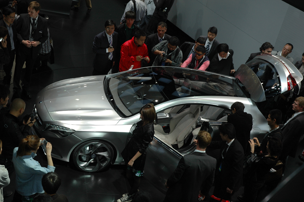 Stand im Mittelpunkt des Interesses: Mercedes-Konzeptauto Concept A-Class. 