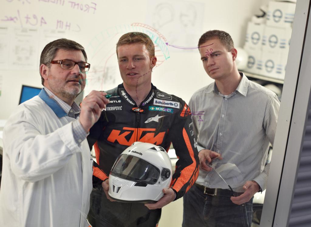 Stefan Nebel im Gespräch mit den Schuberth-Entwicklungsingenieuren Roberto Parissenti (links) und Mario Berlin (rechts).