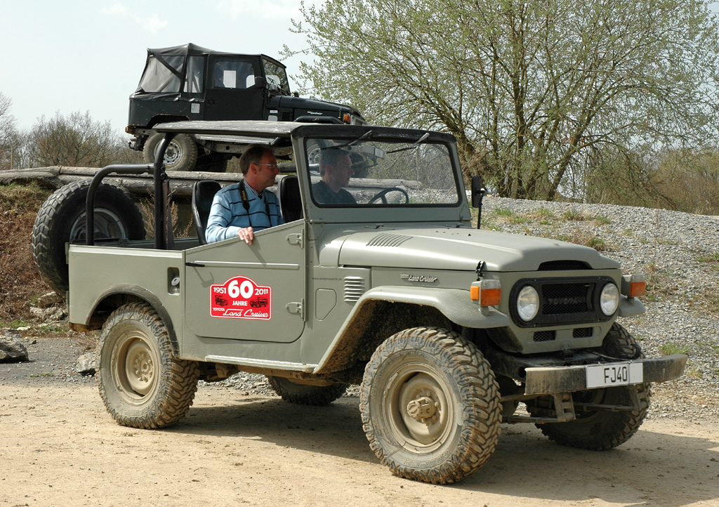 Toyota Land Cruiser: ... darunter der noch recht kompakte FJ 40.