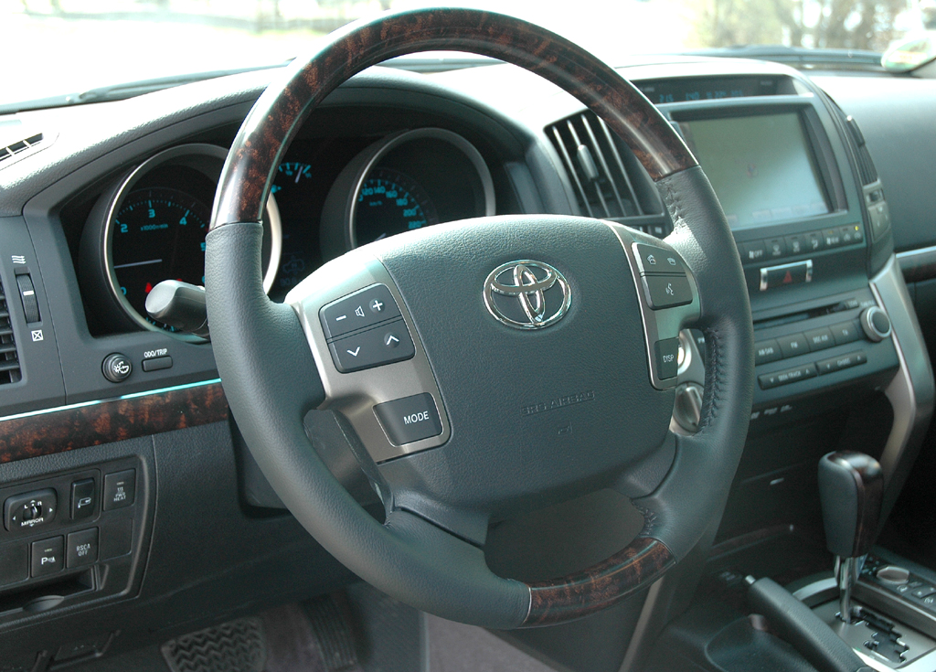 Toyota Land Cruiser: Blick auf den Fahrer-Arbeitsplatz des Siebensitzers. 