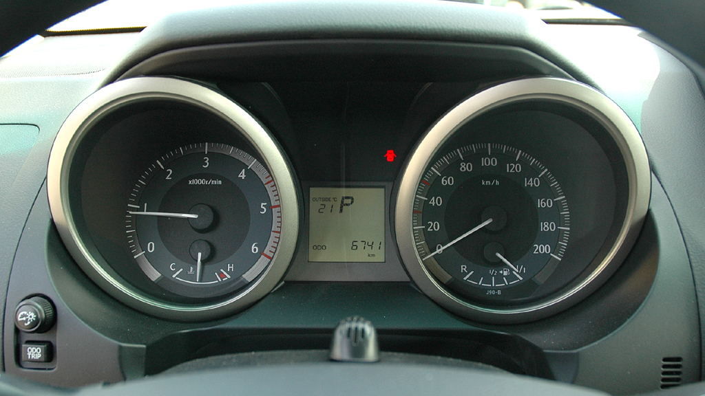 Toyota Land Cruiser: Blick auf die Rundinstrumentierung des 190-PS-Turbodiesels. 