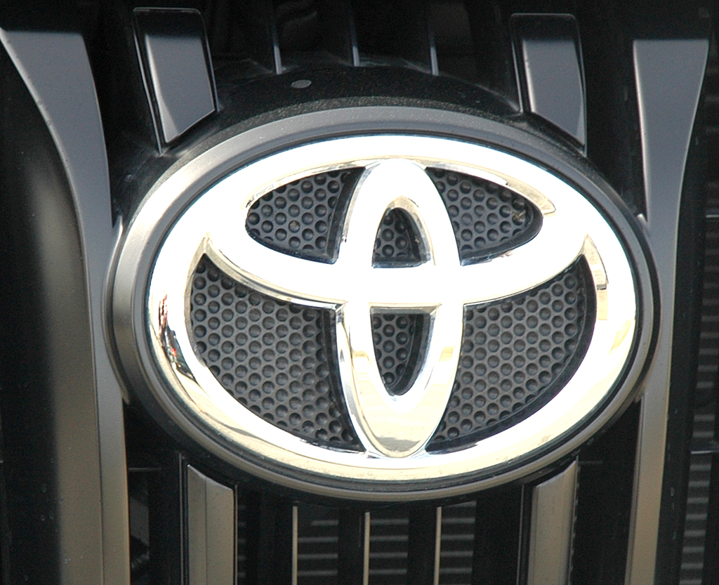 Toyota Land Cruiser: Markenlogo im Kühlergrill des Vierzylinders. 
