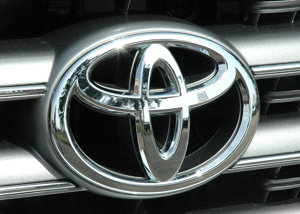 Toyota Land Cruiser: Markenlogo im Kühlergrill des großen Achtzylinders. 
