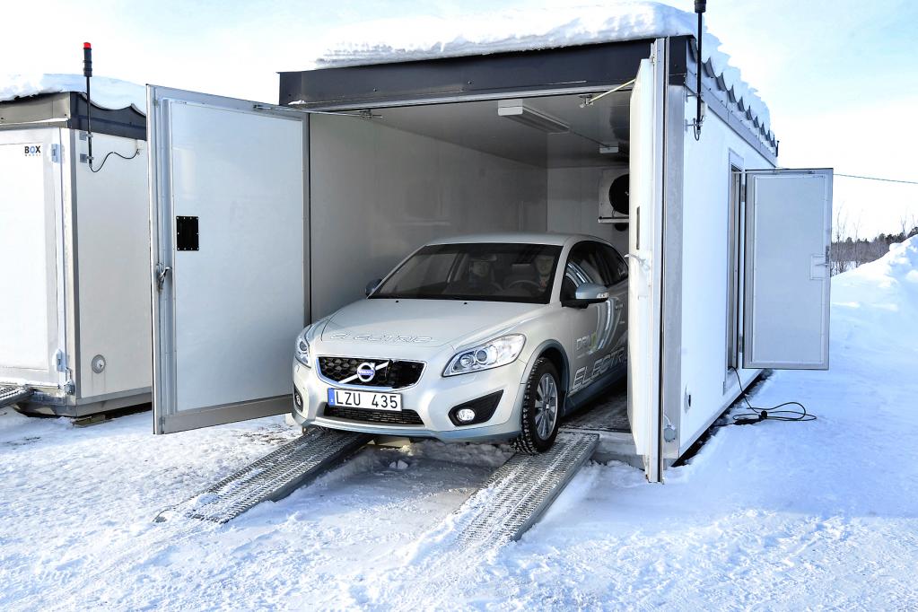 Um für einheitliche Testbedingungen zu sorgen, muss der elektrische C30 auch bei Temperaturen unterhalb der minus 20 Grad Celsius noch in die Kühlkammer. 