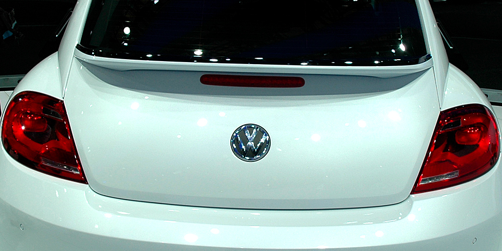 VW Beetle: Heckansicht mit Leuchteinheit und Spoiler darüber. 