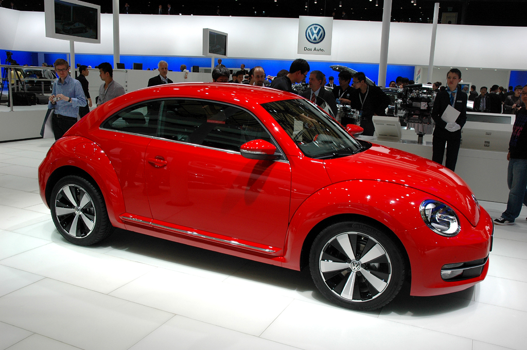 VW Beetle: Und so sieht die modern interpretierte Käfer-Ikone mit roter Außenfarbe aus. 
