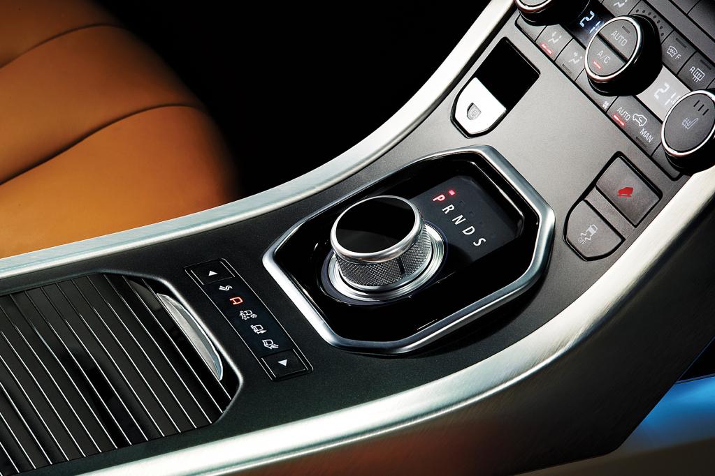 Very british und ein wenig exzentrisch: Die sechsstufige Automatik ist per ausfahrbarem Drehregler in der Mittelkonsole bedienbar, den man schon von Jaguar kennt. 