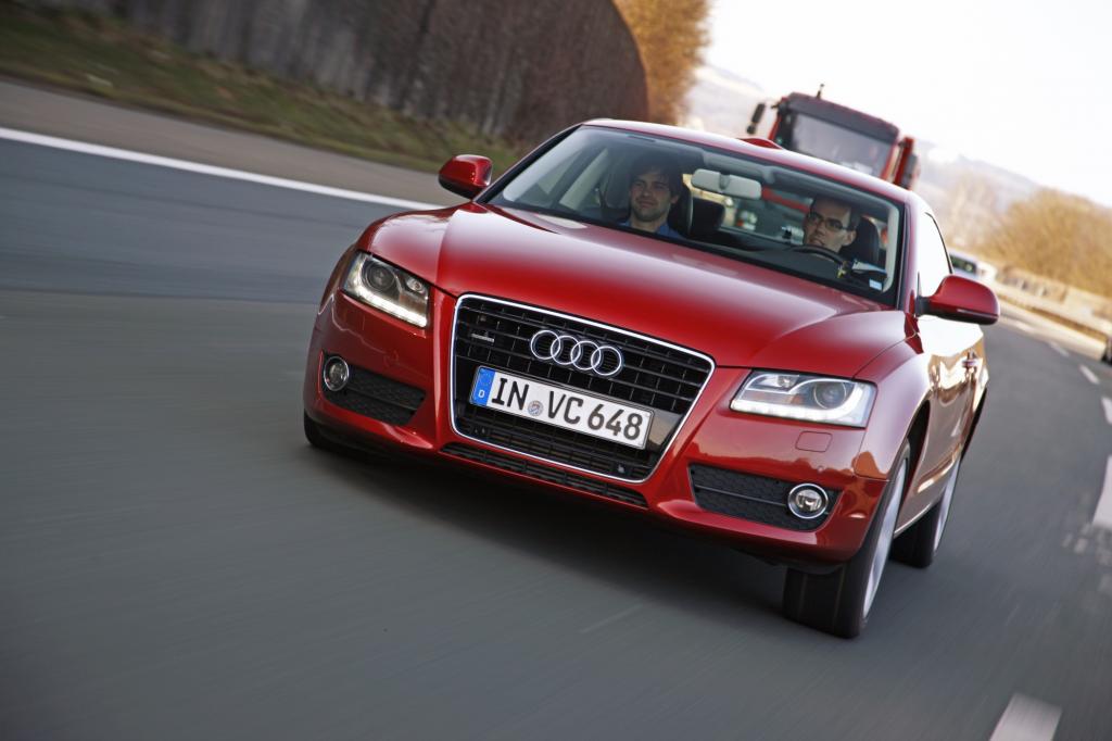 Was stimmt nicht an diesem Bild? Eigentlich müsste sich der Audi in der Kurve zur anderen Seite neigen