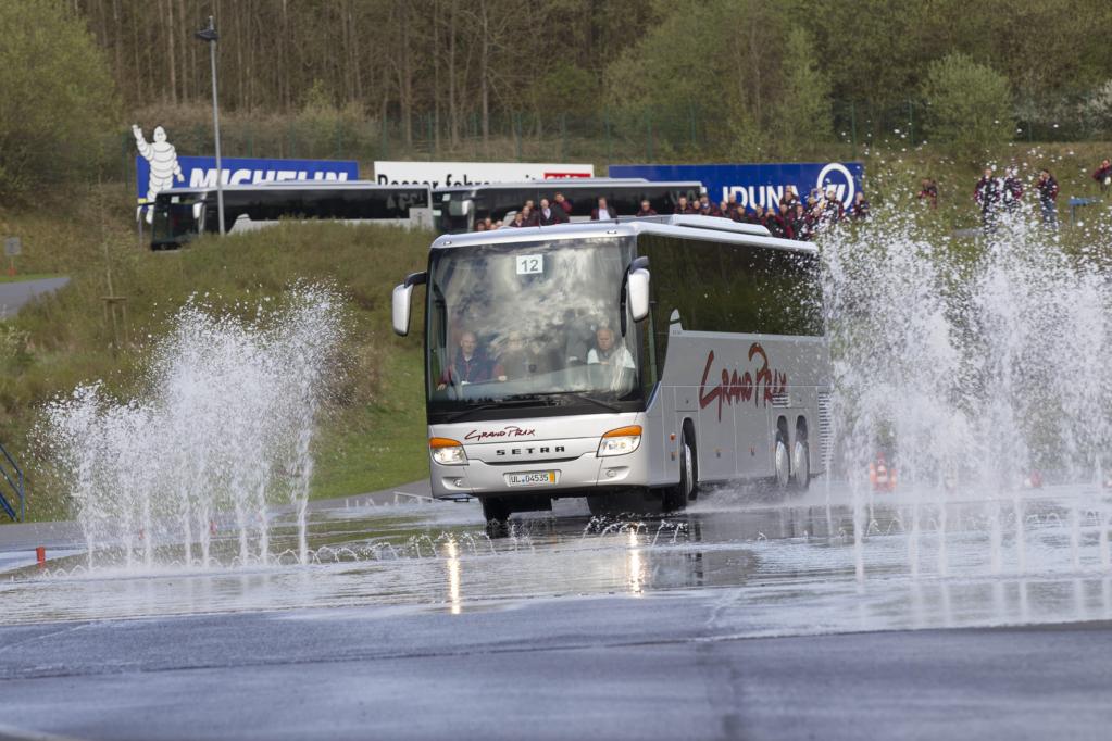 Wer bei dem Wettbewerb punkten wollte, musste den Bus auch auf nasser Fahrbahn unter Kontrolle behalten. 