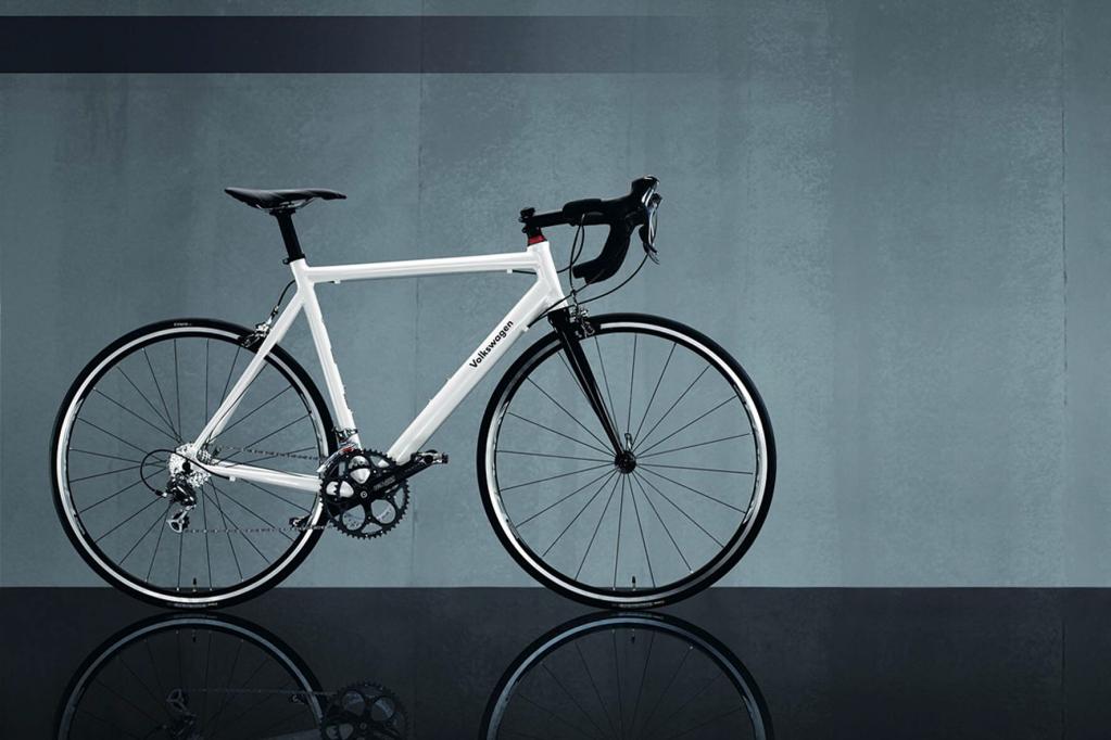 Wer sportlich unterwegs ist, wählt das weiße Rennrad von VW. 