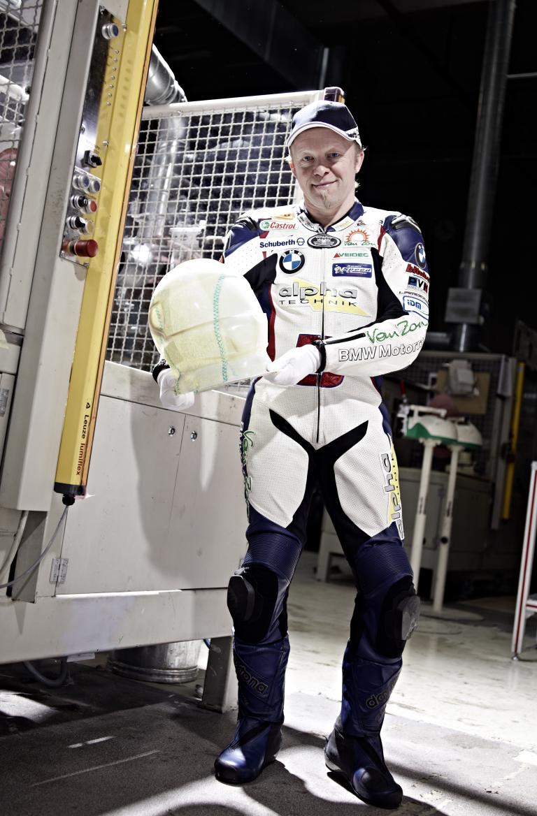 Werner Daemen mit Helmrohling vor einer Helmpresse im Schuberth-Werk
