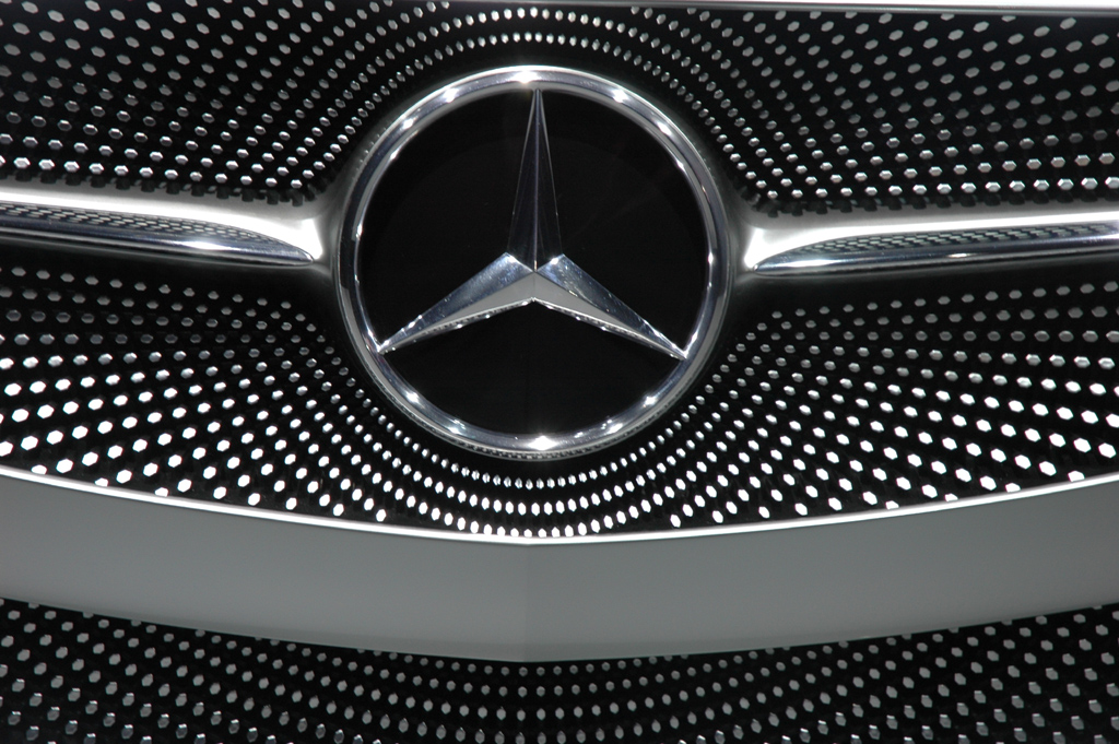 Wie in einem Sternenhimmel: Mercedes-Markenlogo an der Concept-A-Class-Front. 