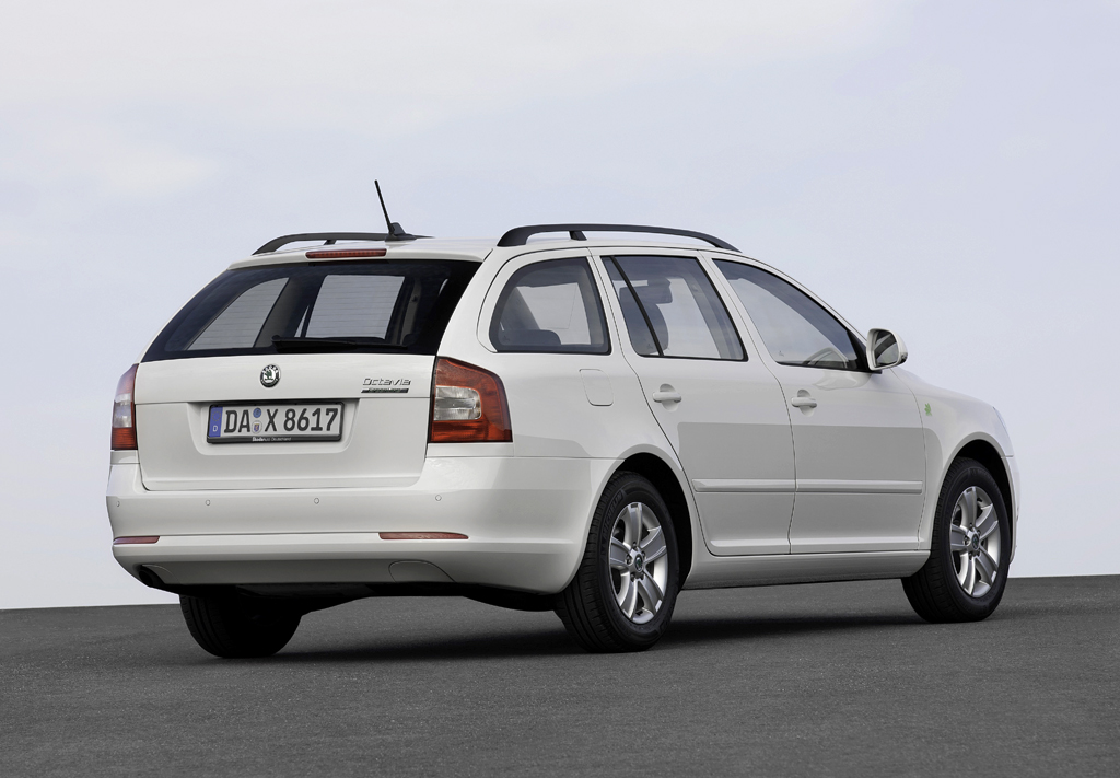 Škoda Greenline: Der Octavia-Kombi in Heck-/Seitenansicht.