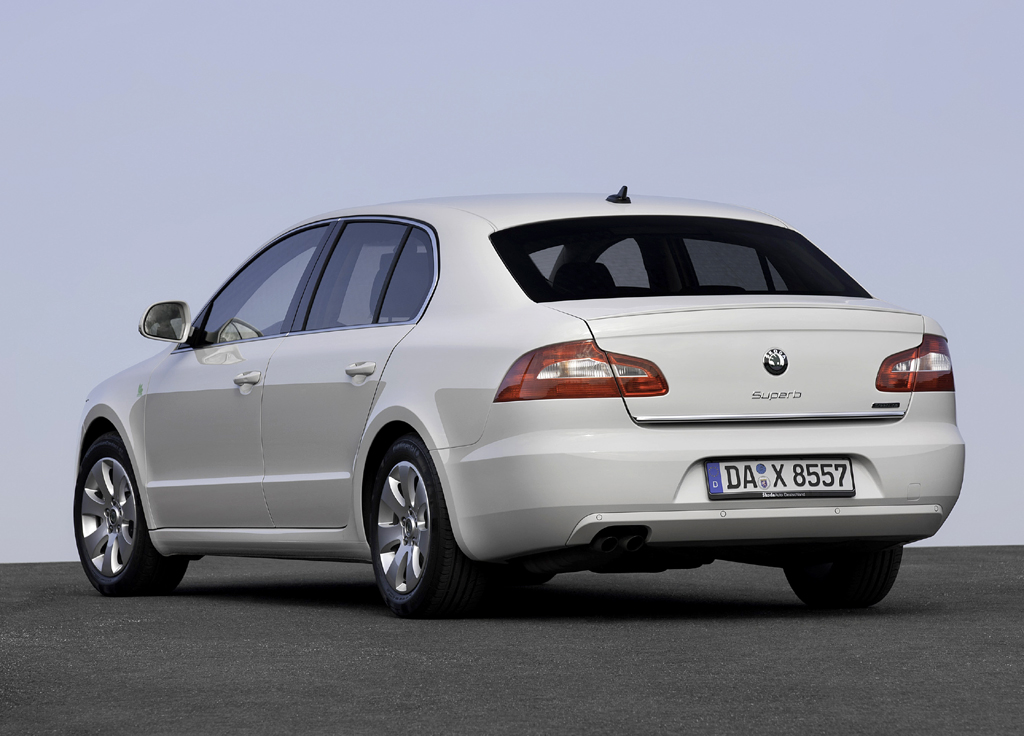 Škoda Greenline, hier das Flaggschiff Superb, die Limousine in Heck-/Seitenansicht.
