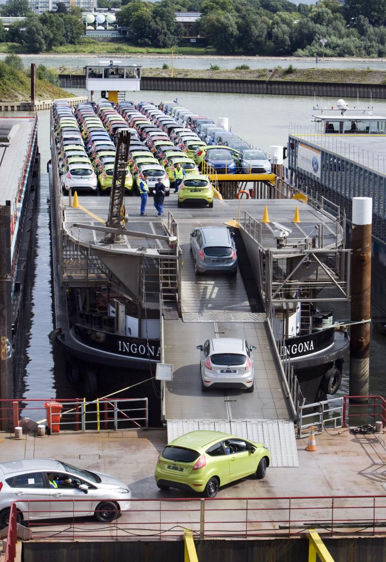 80 Jahre Ford in Köln: Verladung auf Rhein-Schiffe.